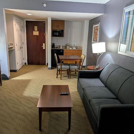 Wingate By Wyndham Chesapeake Hotell Exteriör bild