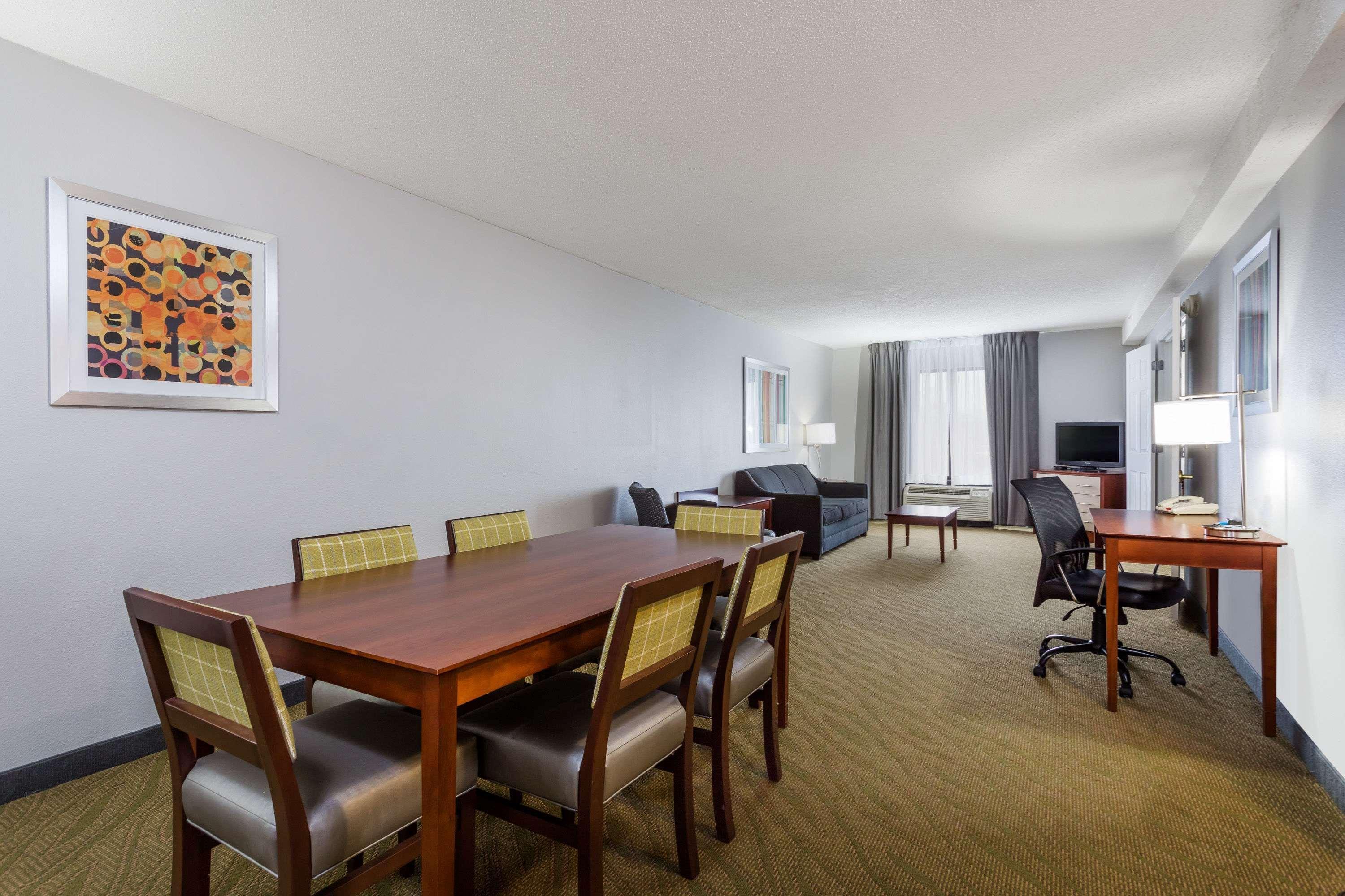 Wingate By Wyndham Chesapeake Hotell Exteriör bild
