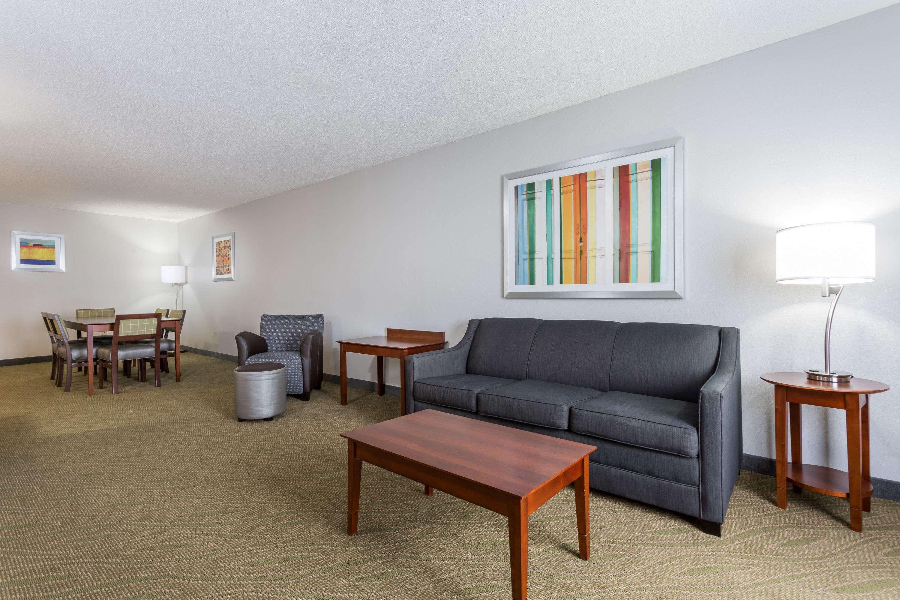 Wingate By Wyndham Chesapeake Hotell Exteriör bild