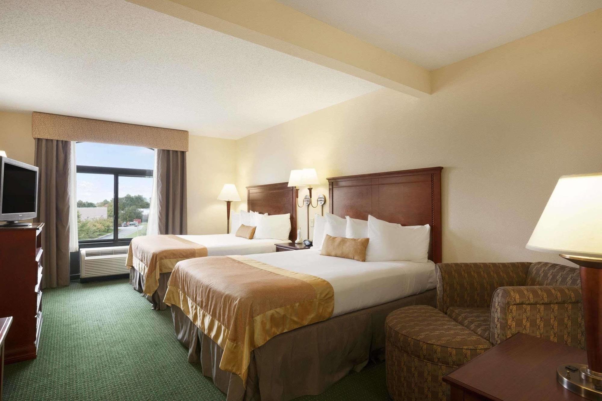 Wingate By Wyndham Chesapeake Hotell Exteriör bild