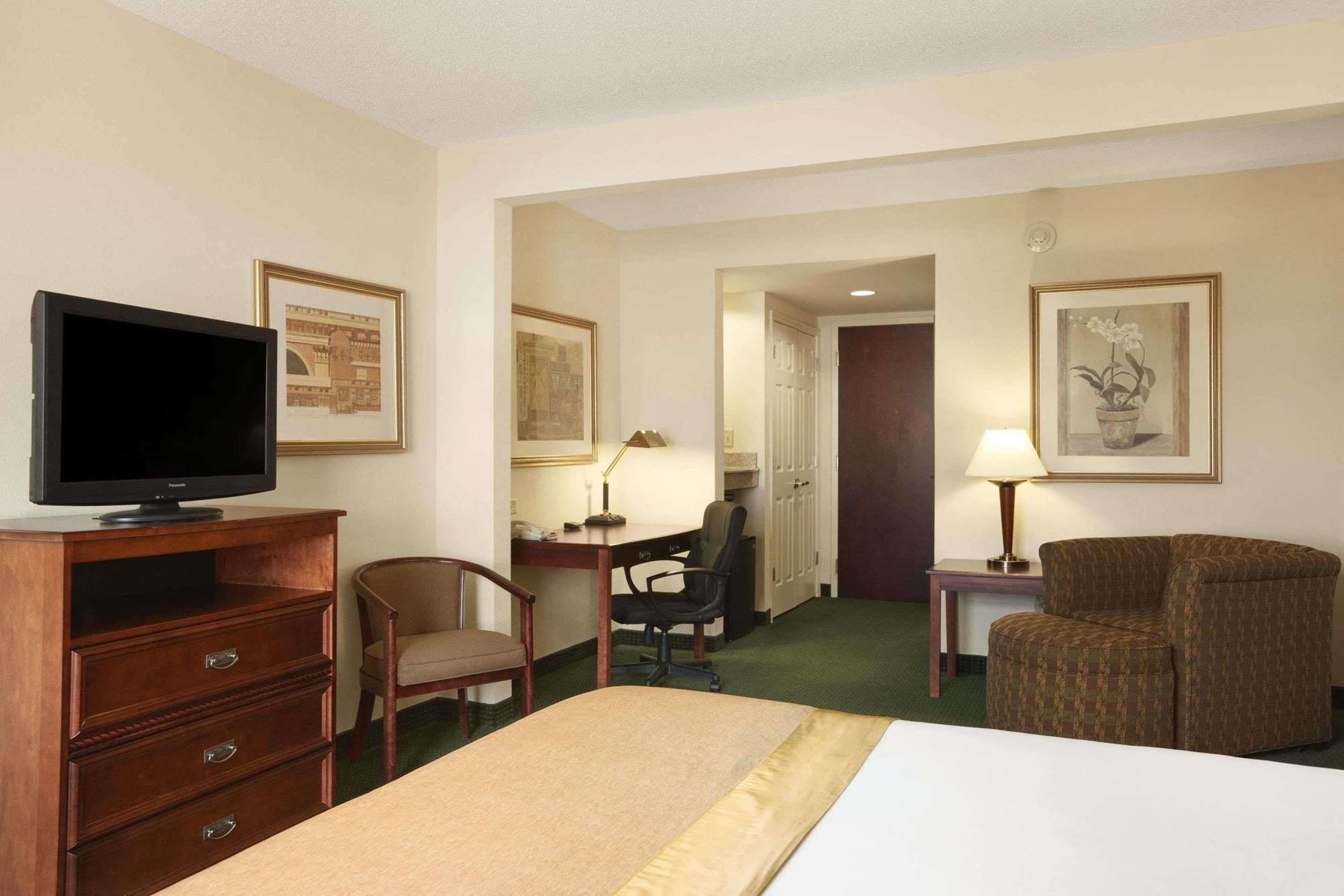 Wingate By Wyndham Chesapeake Hotell Exteriör bild