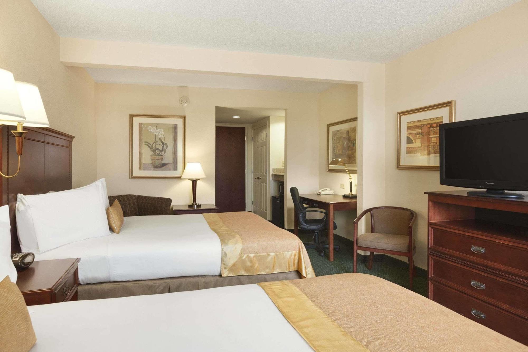 Wingate By Wyndham Chesapeake Hotell Exteriör bild