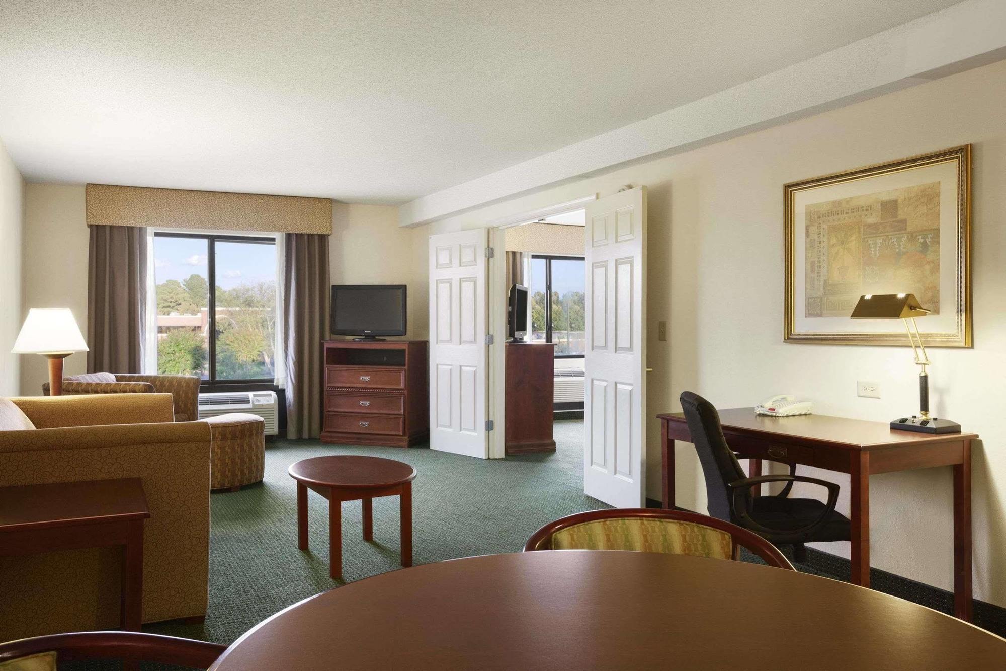 Wingate By Wyndham Chesapeake Hotell Exteriör bild