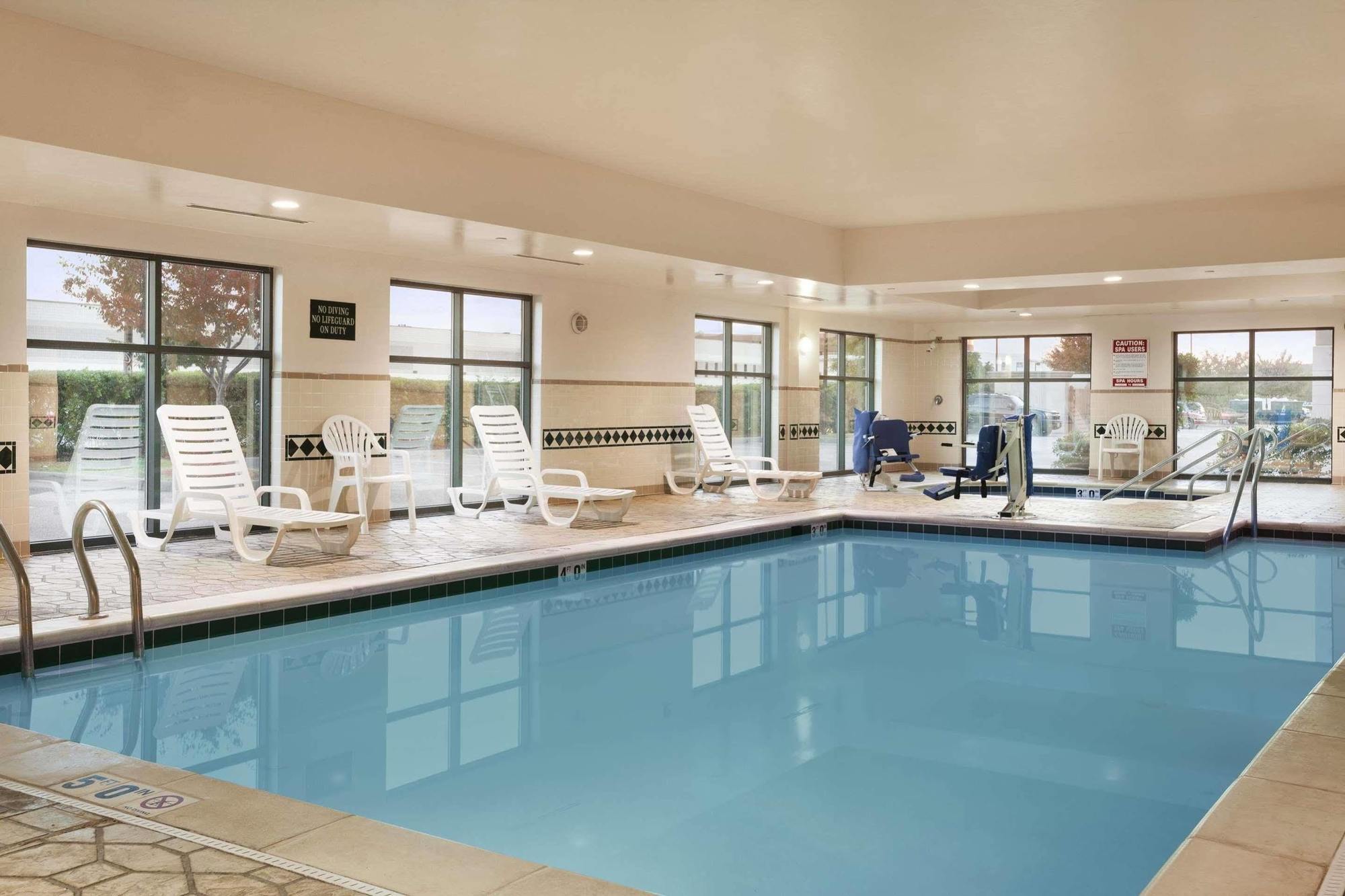 Wingate By Wyndham Chesapeake Hotell Exteriör bild