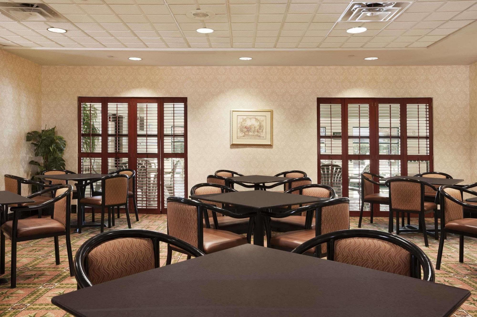 Wingate By Wyndham Chesapeake Hotell Exteriör bild
