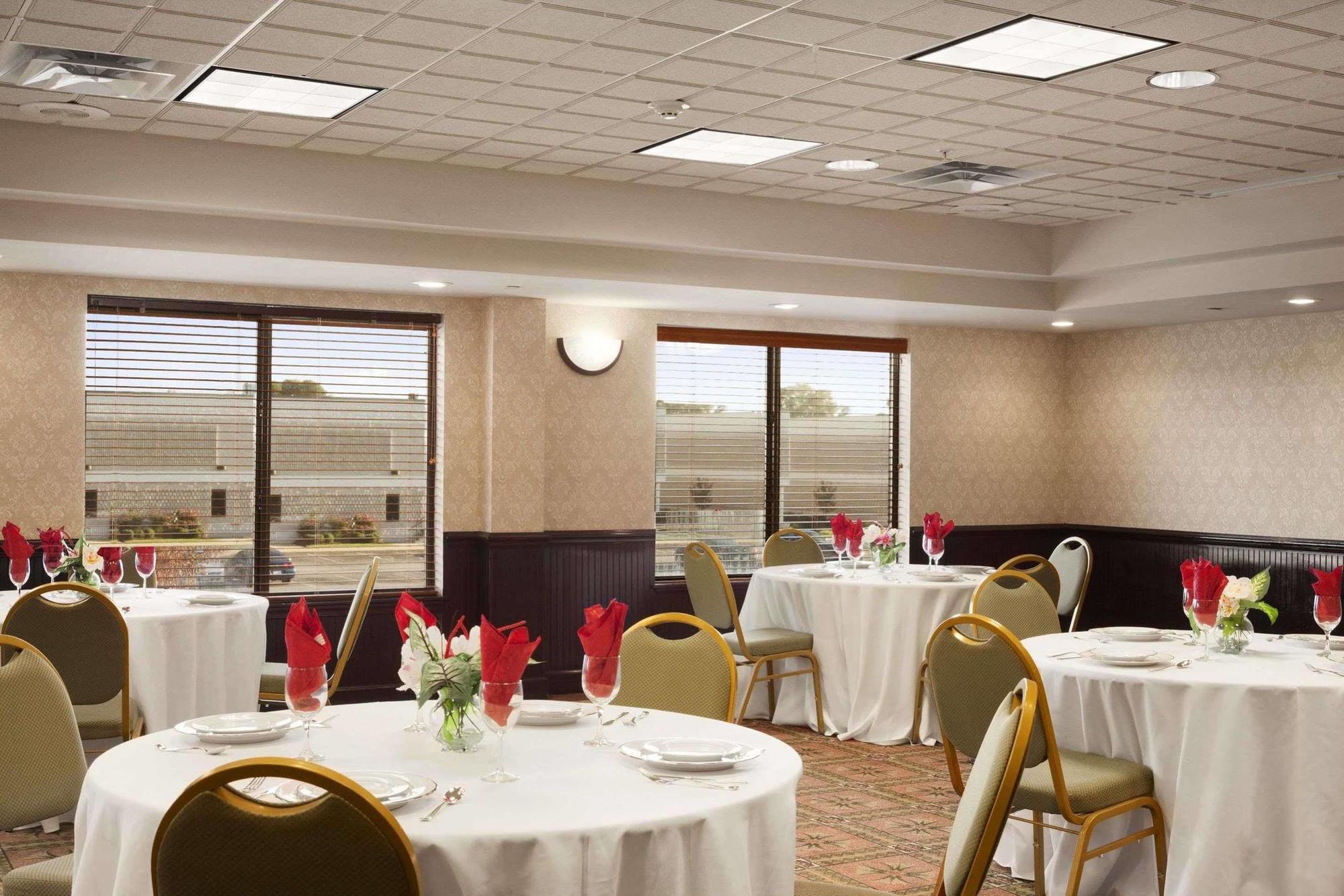 Wingate By Wyndham Chesapeake Hotell Exteriör bild