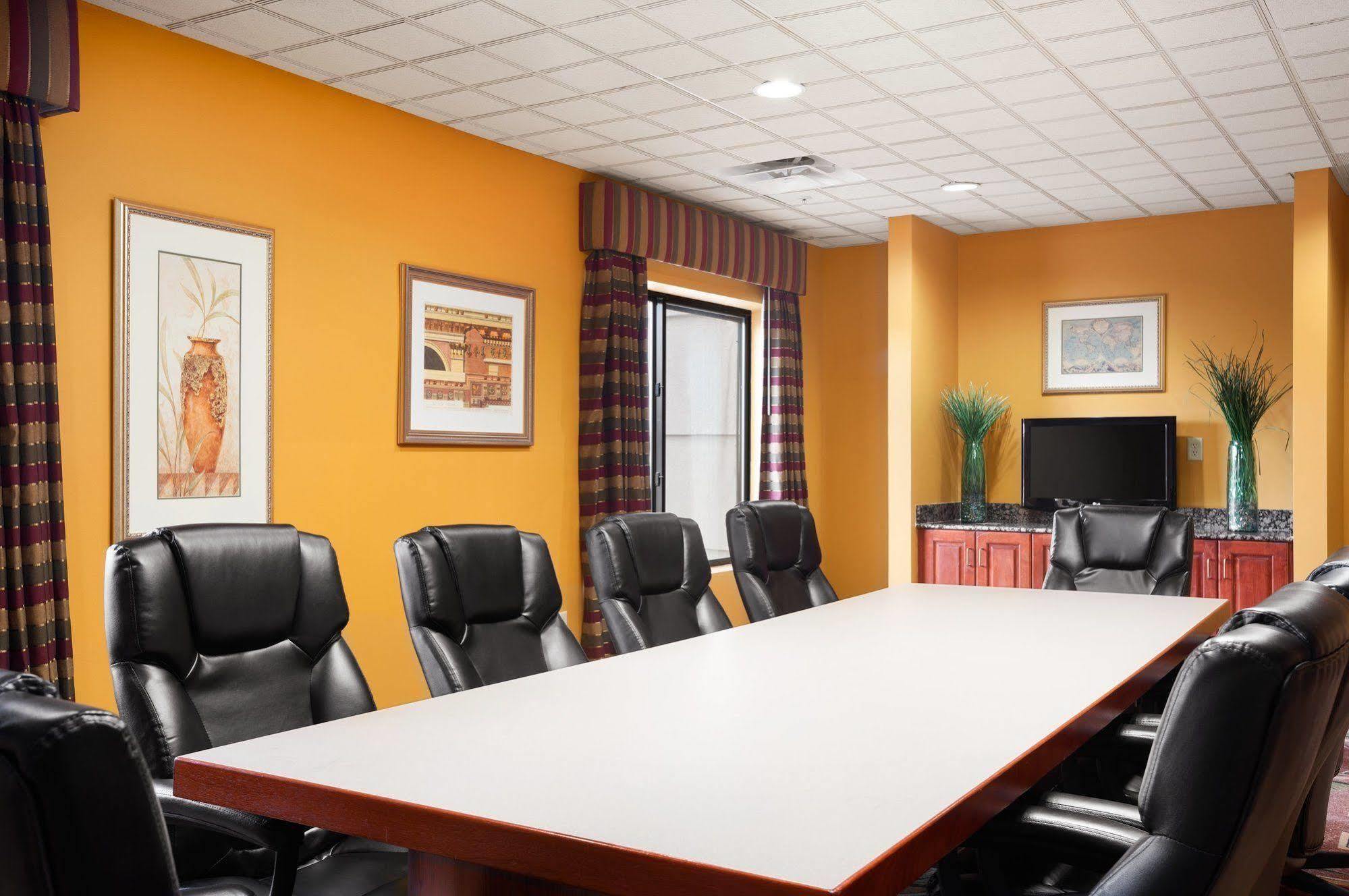 Wingate By Wyndham Chesapeake Hotell Exteriör bild