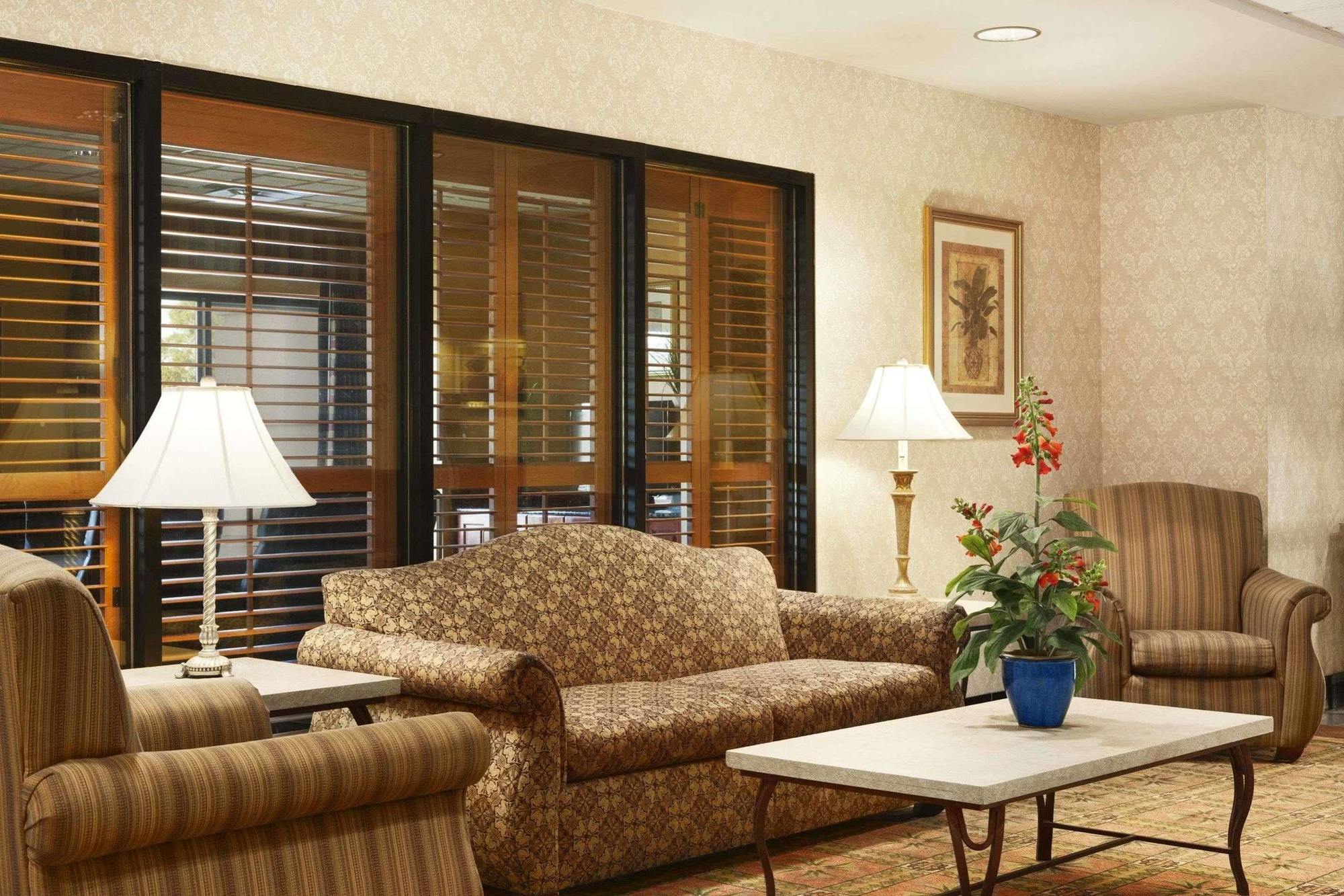 Wingate By Wyndham Chesapeake Hotell Exteriör bild