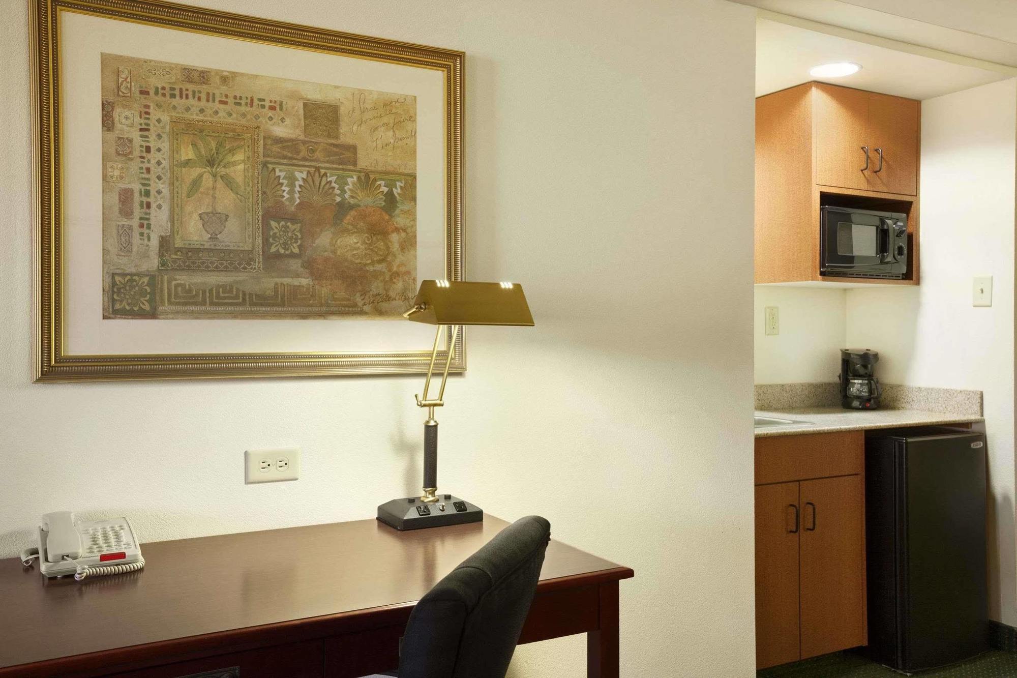 Wingate By Wyndham Chesapeake Hotell Exteriör bild