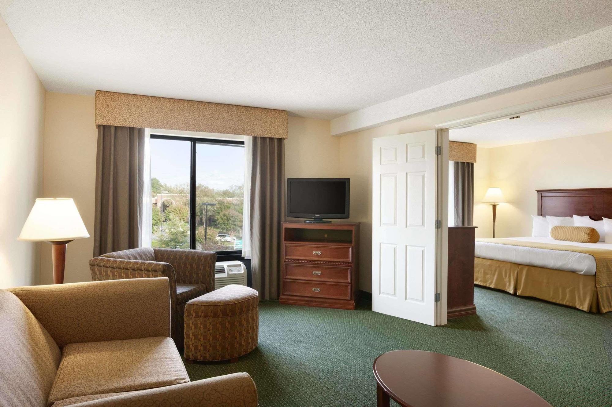 Wingate By Wyndham Chesapeake Hotell Exteriör bild