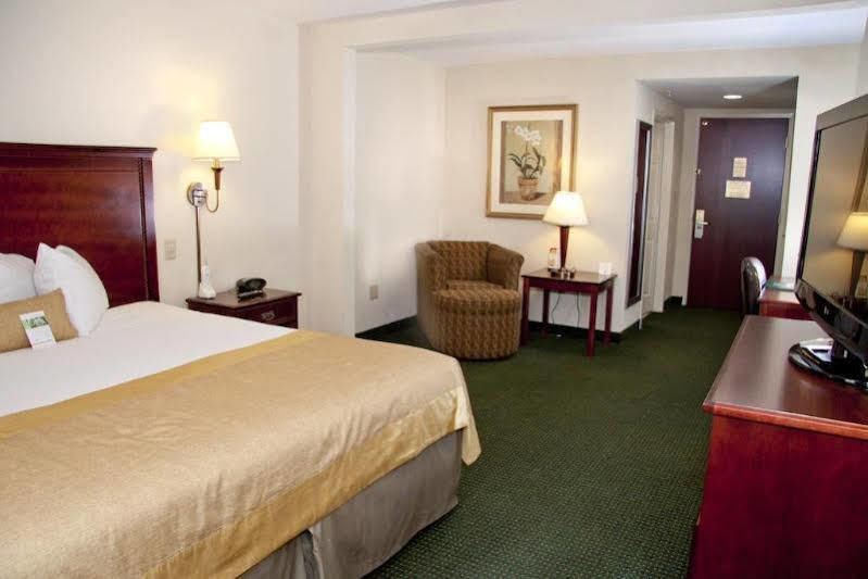 Wingate By Wyndham Chesapeake Hotell Exteriör bild